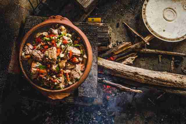 advantages and disadvantages of using a clay pot in cooking